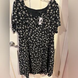 NWT short sleeve black dress with daisies.